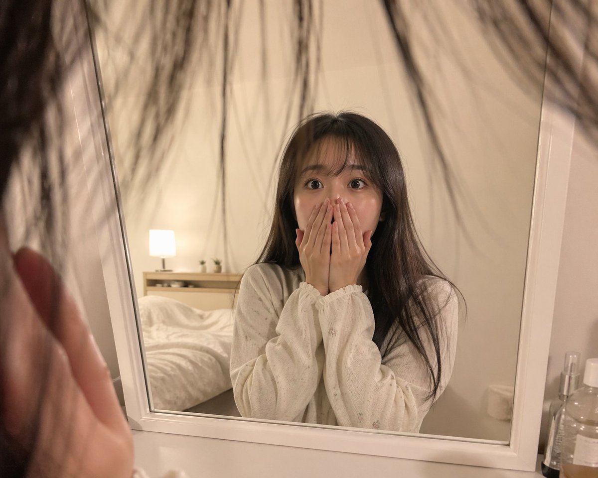 女性极简写实夜景卧室