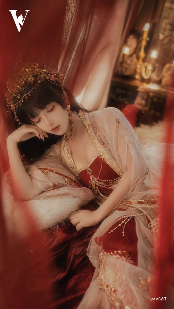 一位成年女性角色
