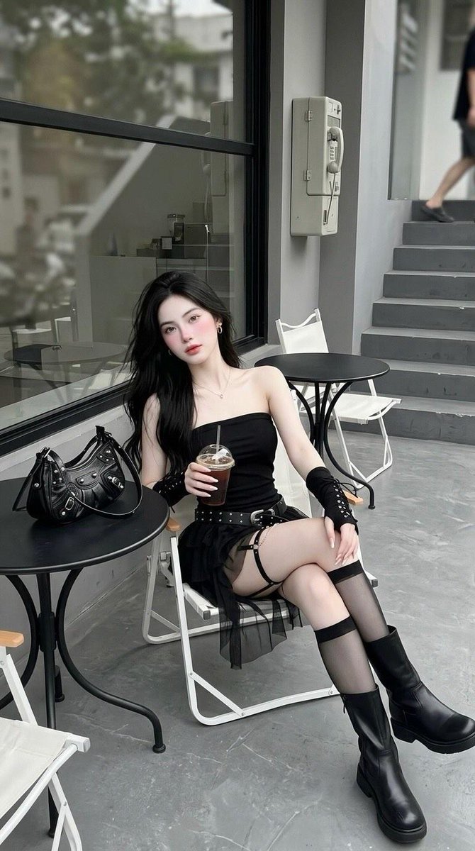 Minimalist Cafe Street Fashion