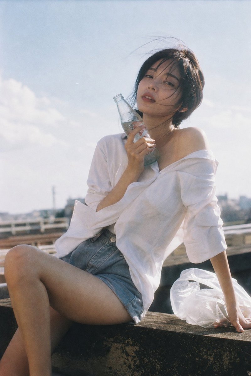 女性写实极简冷调