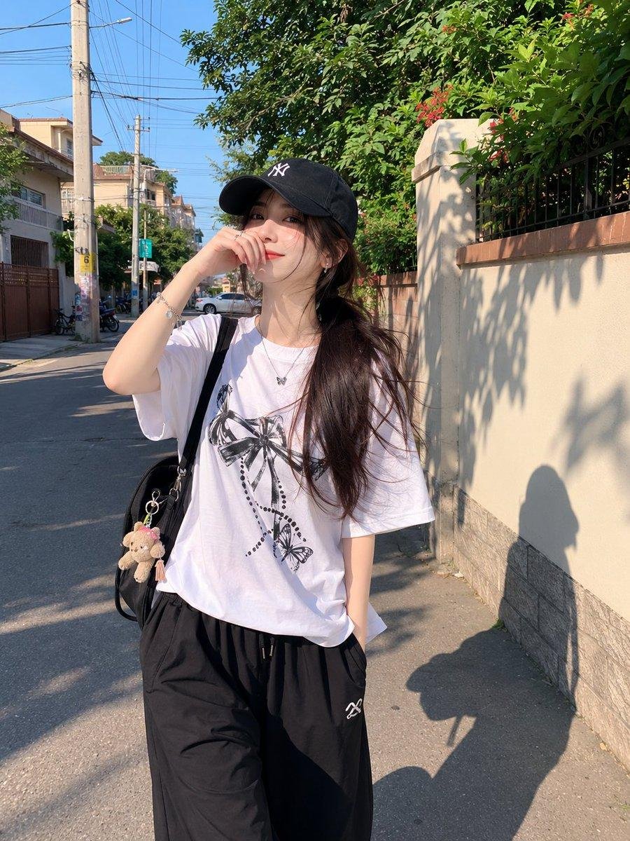 女孩写实温暖街头