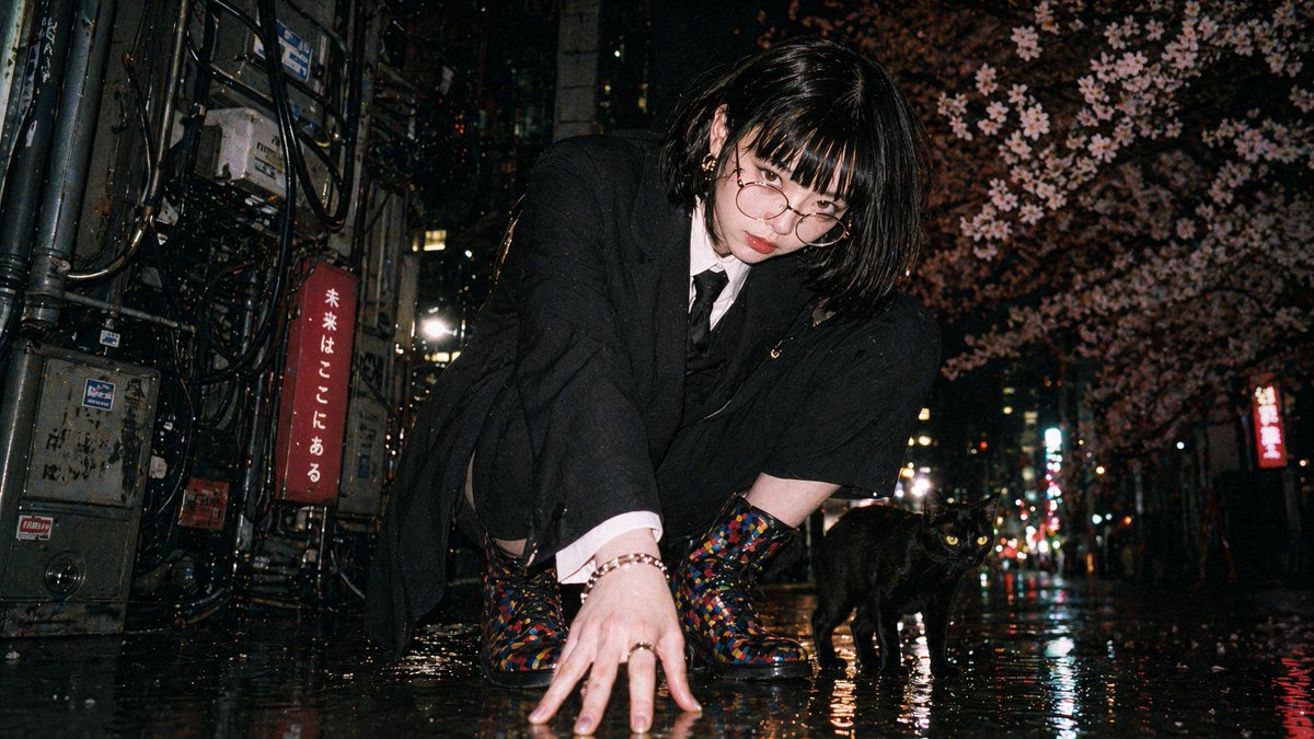 女性胶片电影感街头夜景忧郁