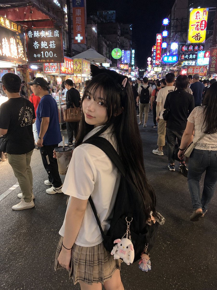 女孩写实霓虹街头可爱