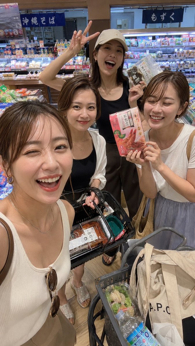 女性写实包装温暖室内