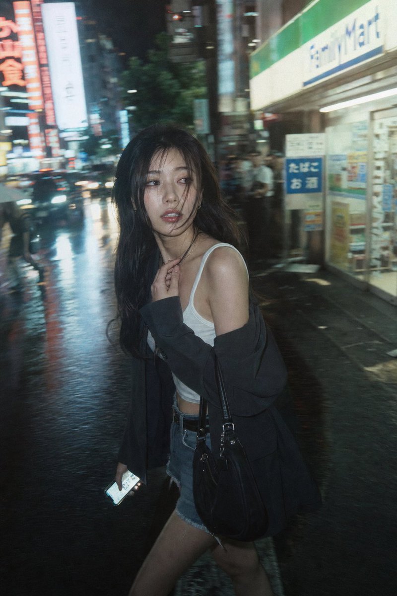 女性电影感霓虹城市
