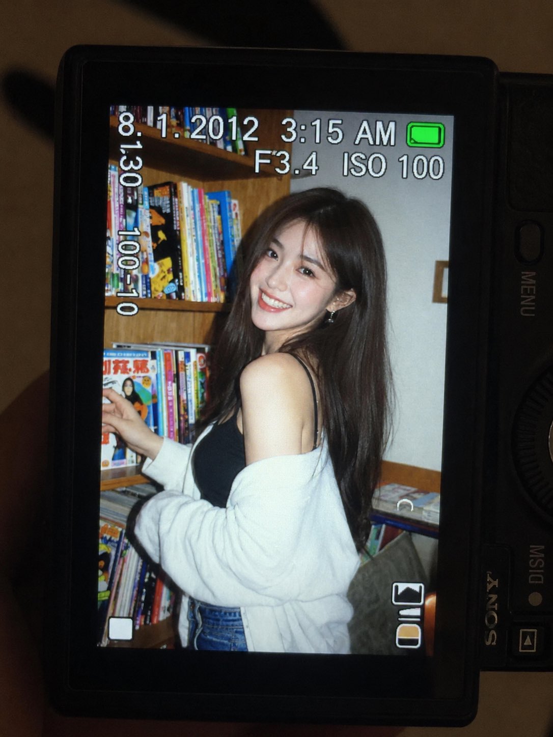 女性漫画写实室内复古