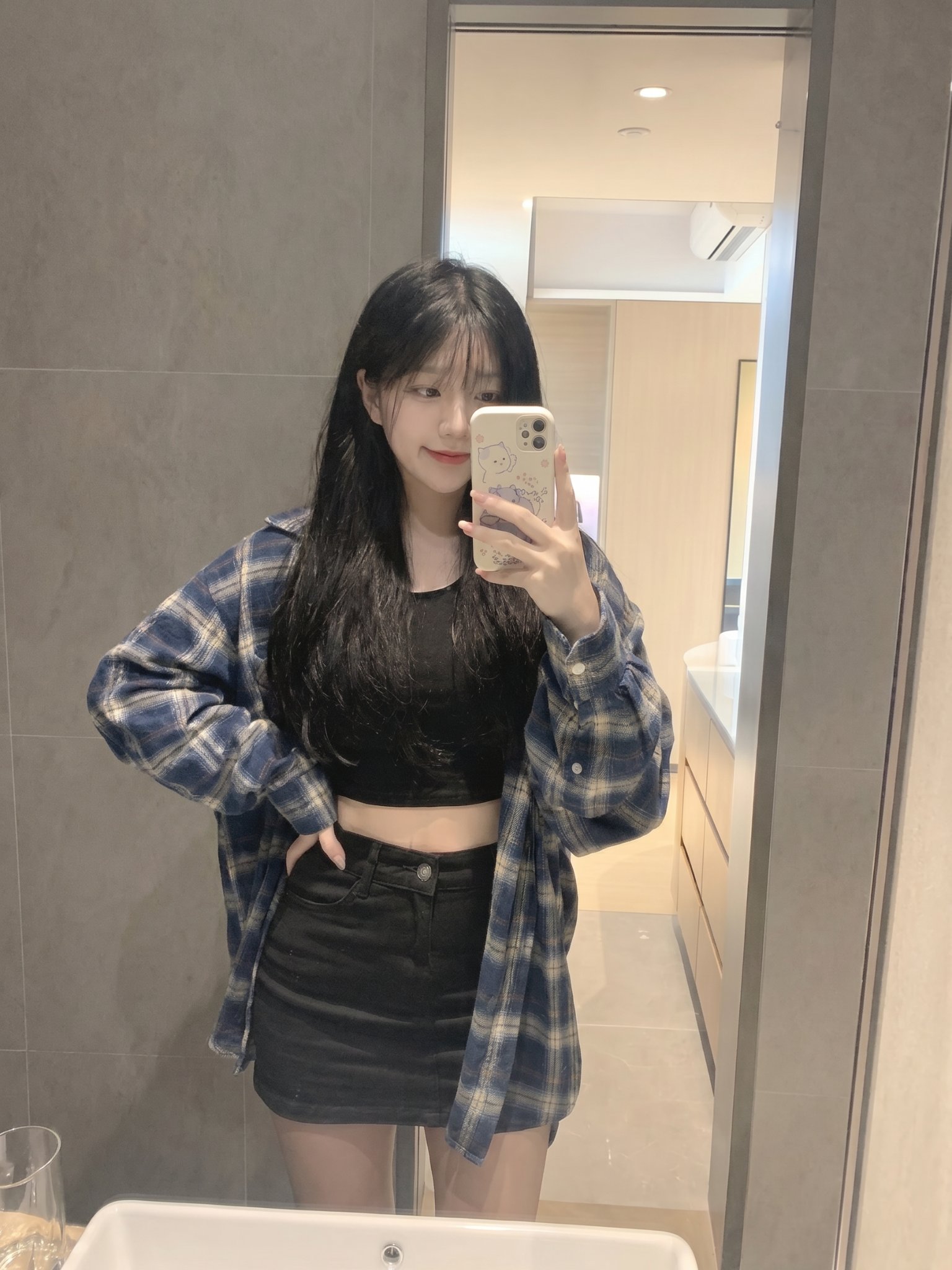 少女浴室蓝格纹衬衫自拍提示词